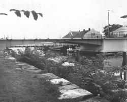 Kanalen i Moss. Den nye klaffebrua ca. 1965.

Dagens bro s