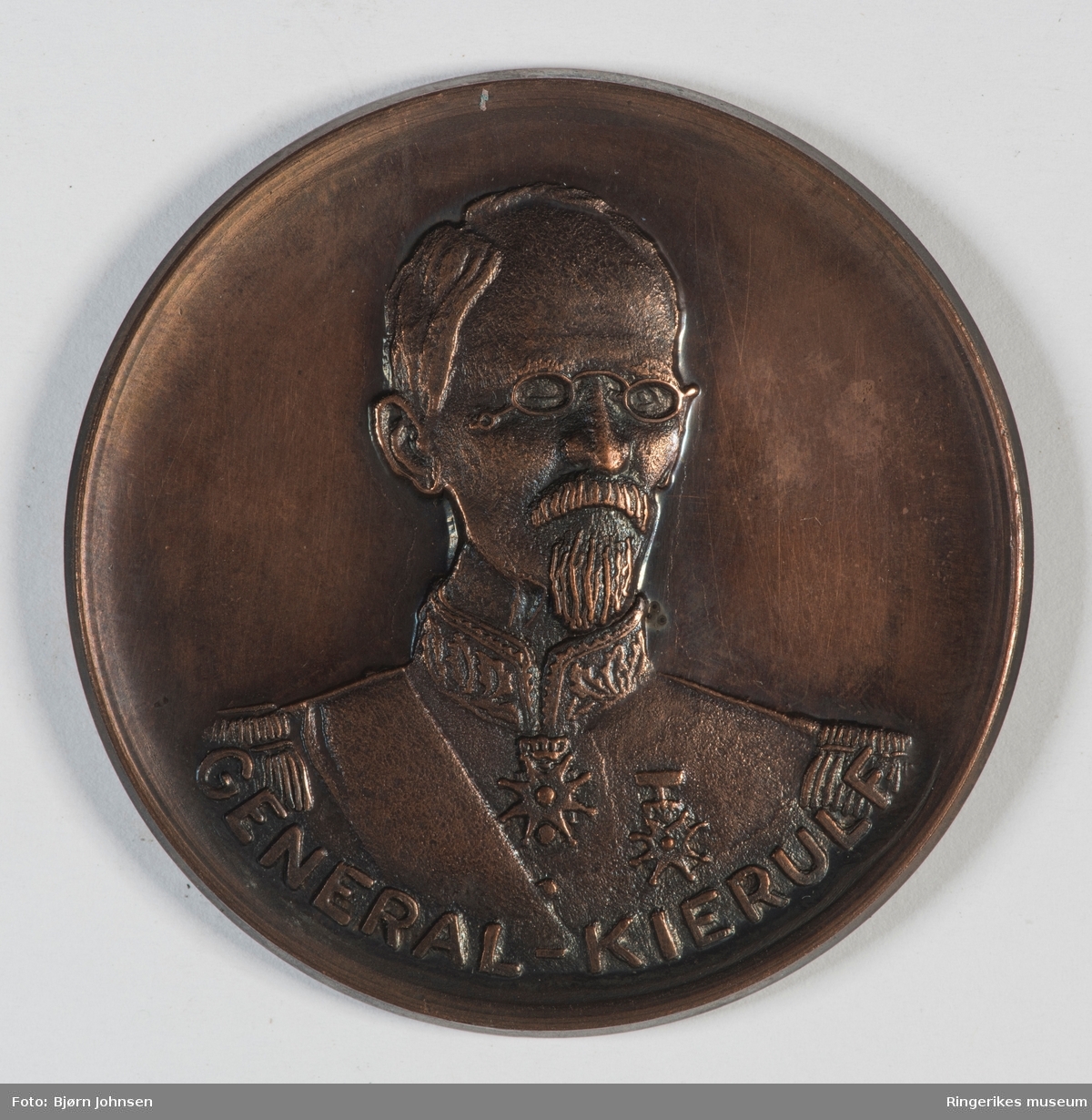 Portrett av general Kierulf  i uniform med medaljer/utmerkelser  på forsiden.