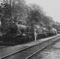 Damplokomotiv type 18c 226 og 21c 375 (nærmest) hensatt på A