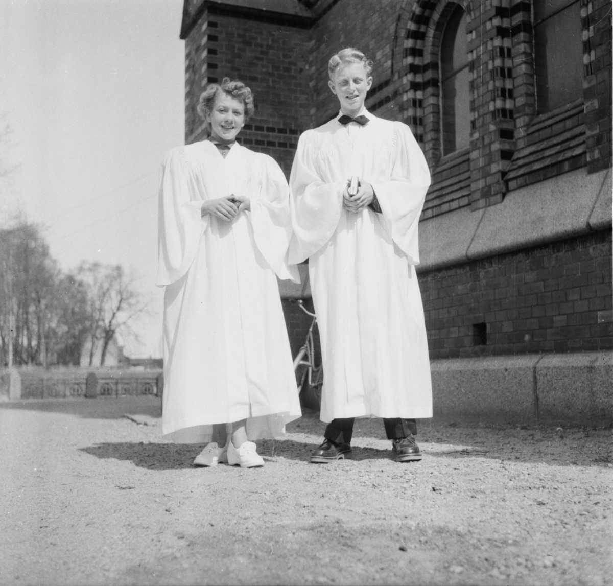 Vardens arkiv. "Konfirmasjon i Skien kirke. Nye konfirmantkapper, sydd av Baksås."  09.05.1954