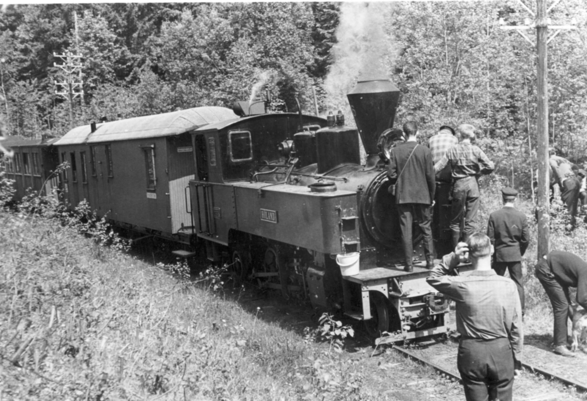 Et av de første tog på museumsbanen Urskog-Hølandsbanen ved Sørumsand, trukket av damplokomotiv 6 Høland. Toget har stoppet underveis for vannfylling.