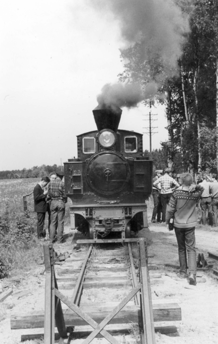 Et av de første tog på museumsbanen Urskog-Hølandsbanen ved Sørumsand, trukket av damplokomotiv 6 Høland.
