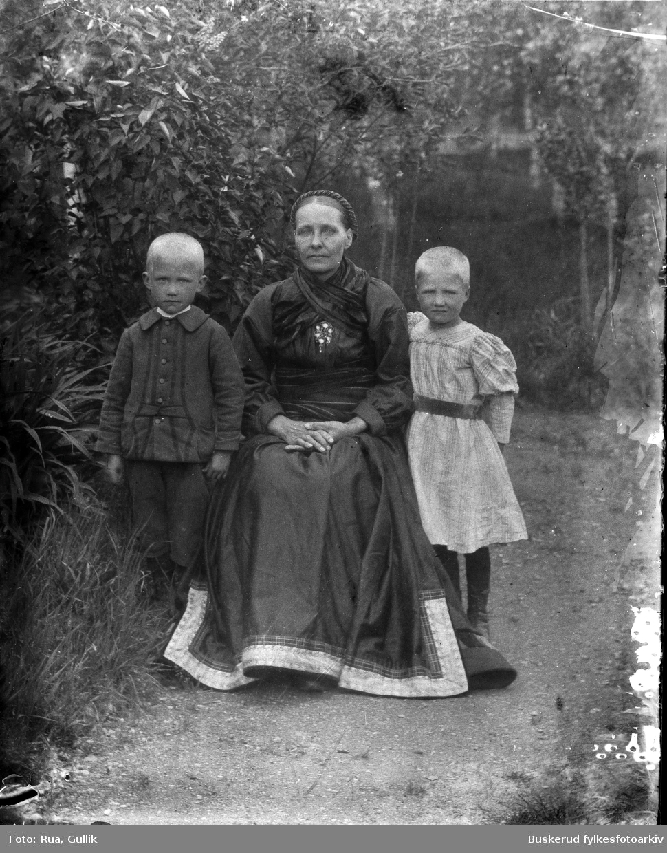 Aslaug O. Løvheim med sine to barn
Sauland