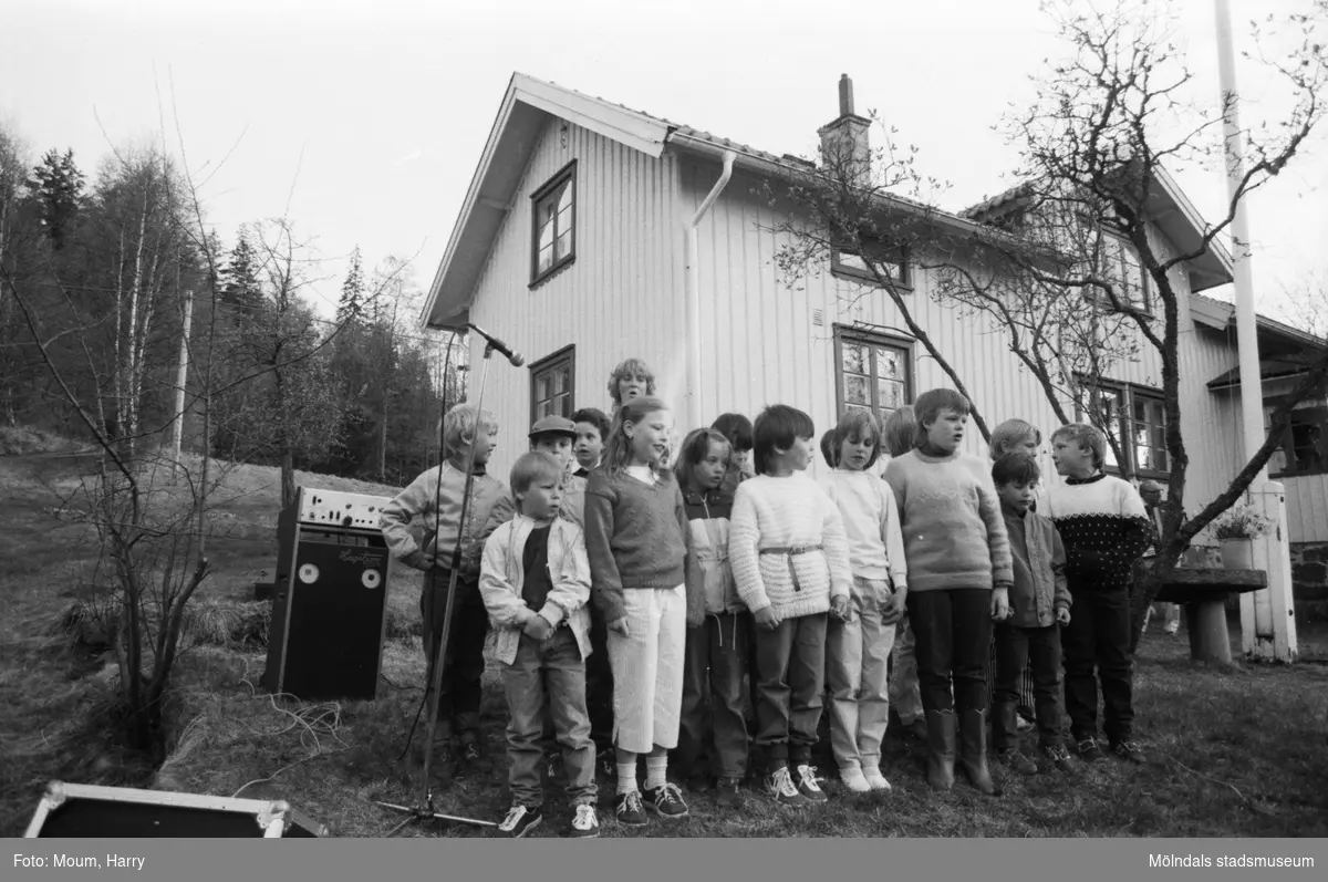 Almåsgården och Lindome hembygdsgille anordnar sommarkafé på Börjesgården i Hällesåker, år 1984. Elever från Hällesåkersskolan sjunger vårsånger.

För mer information om bilden se under tilläggsinformation.
