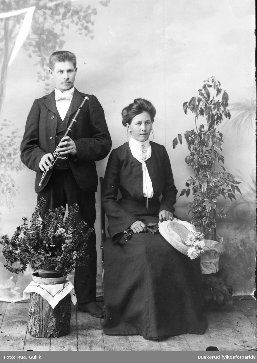 Rua familien
Han med tverrfløyte
.... og Marit Rua, f. 1879 datter til fotograf Gullik Rua