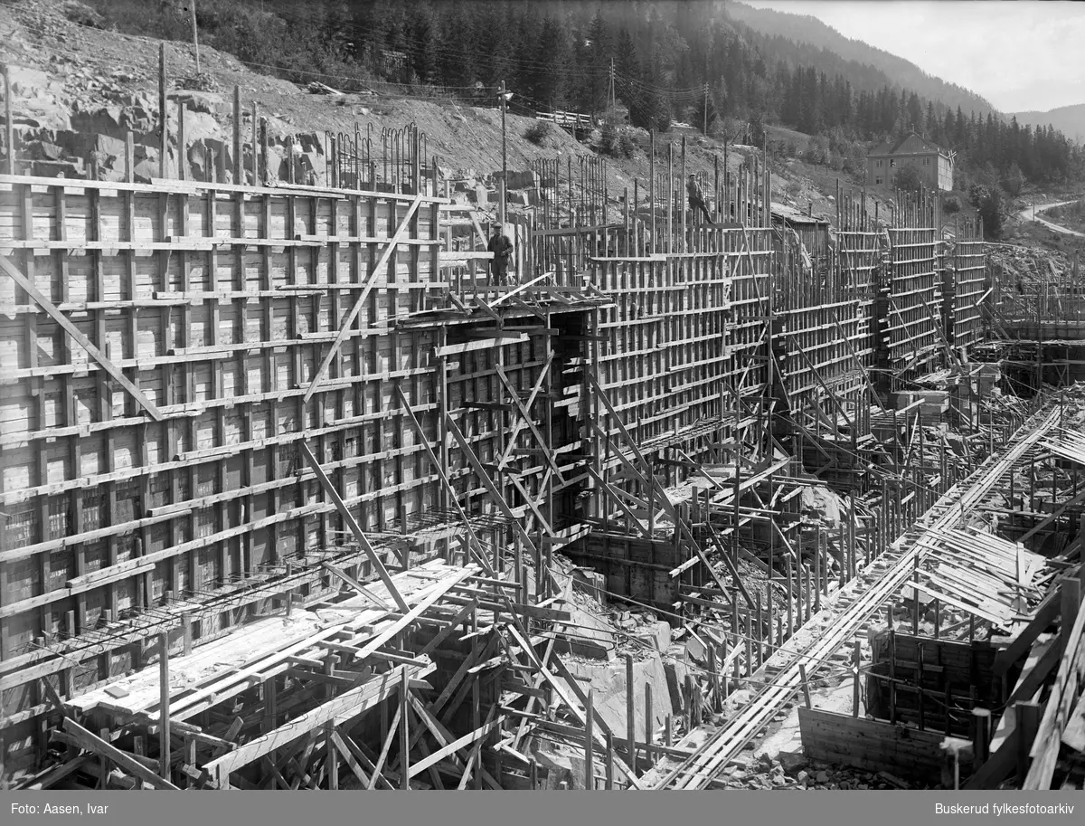 Rødberg
Bygging av kraftverket Nore I 
I 1915 begynte arbeidet med å demme opp Tunhovdfjorden, dammen ble ferdigstilt i 1920. Da denne var ferdig begynte byggingen av selve vannkraftverket. Kraftverket stod ferdig i 1927, og produserte strøm året etter.Ved ferdigstillingen var Nore I det største kraftverket i Nord-Europa.