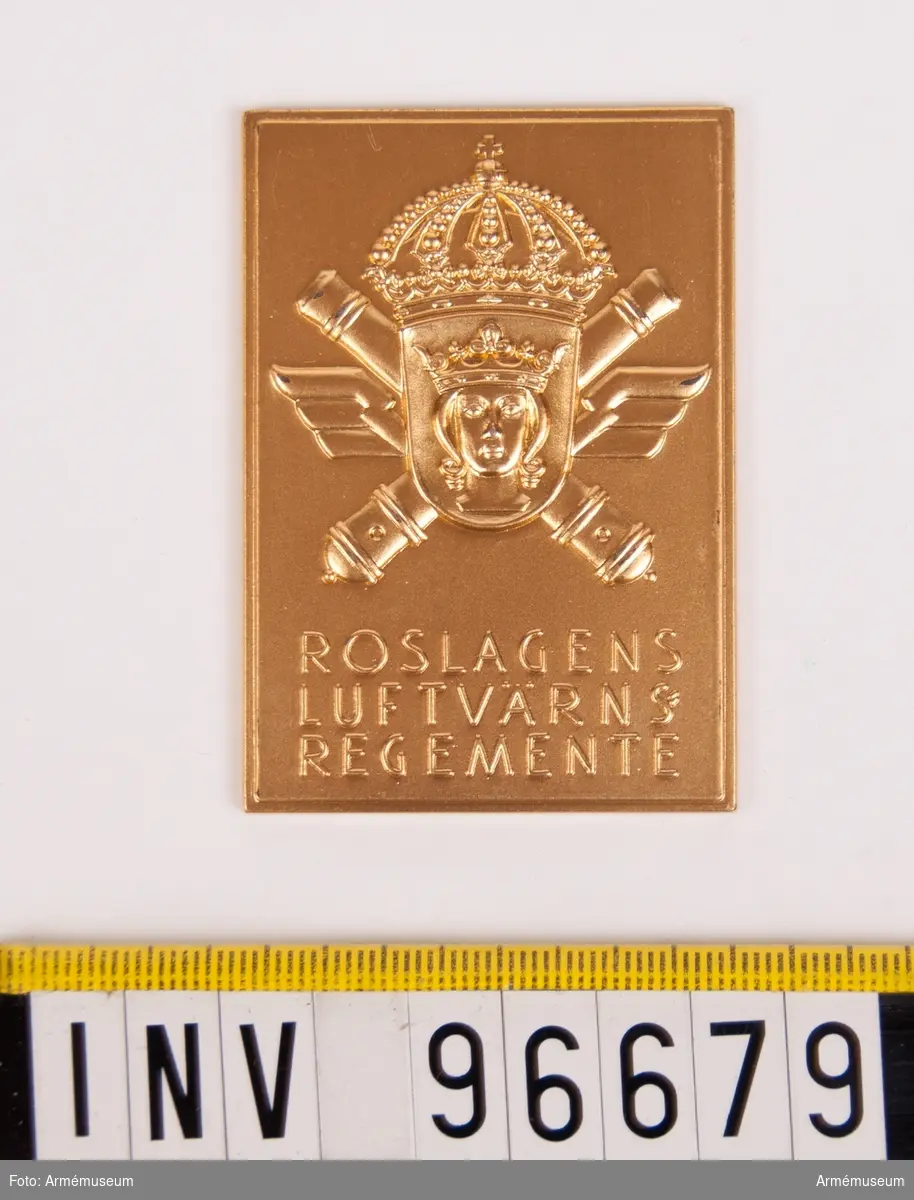 Plakett i guld för Roslagens luftvärnsregemente.
Stans nr 46302.