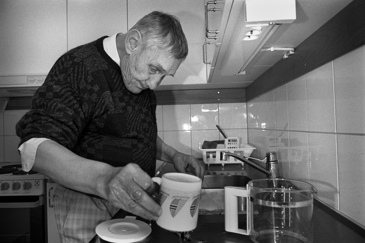 Gruppboendet Rådhuset - "i gruppbostaden har Gustav Andersson och de andra ett hem som de själva råder över", Östhammar Uppland 1991