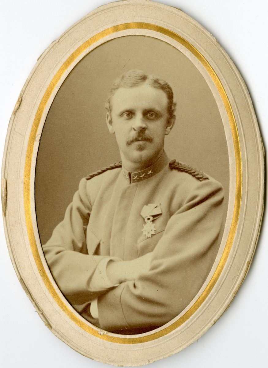 Porträtt av Georg Frans Herman Julius Juhlin-Dannfelt, löjtnant vid Fortifikationen. 
Se även bild AMA.0007694 och AMA.0009652.