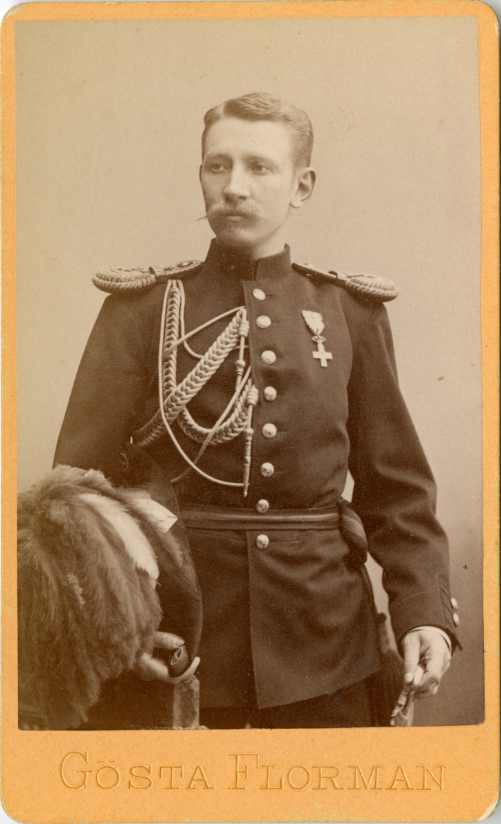 Porträtt av Carl August Hugo Jungstedt, aspirant vid Generalstaben.

Se även bild AMA.0007668 och AMA.0021720.