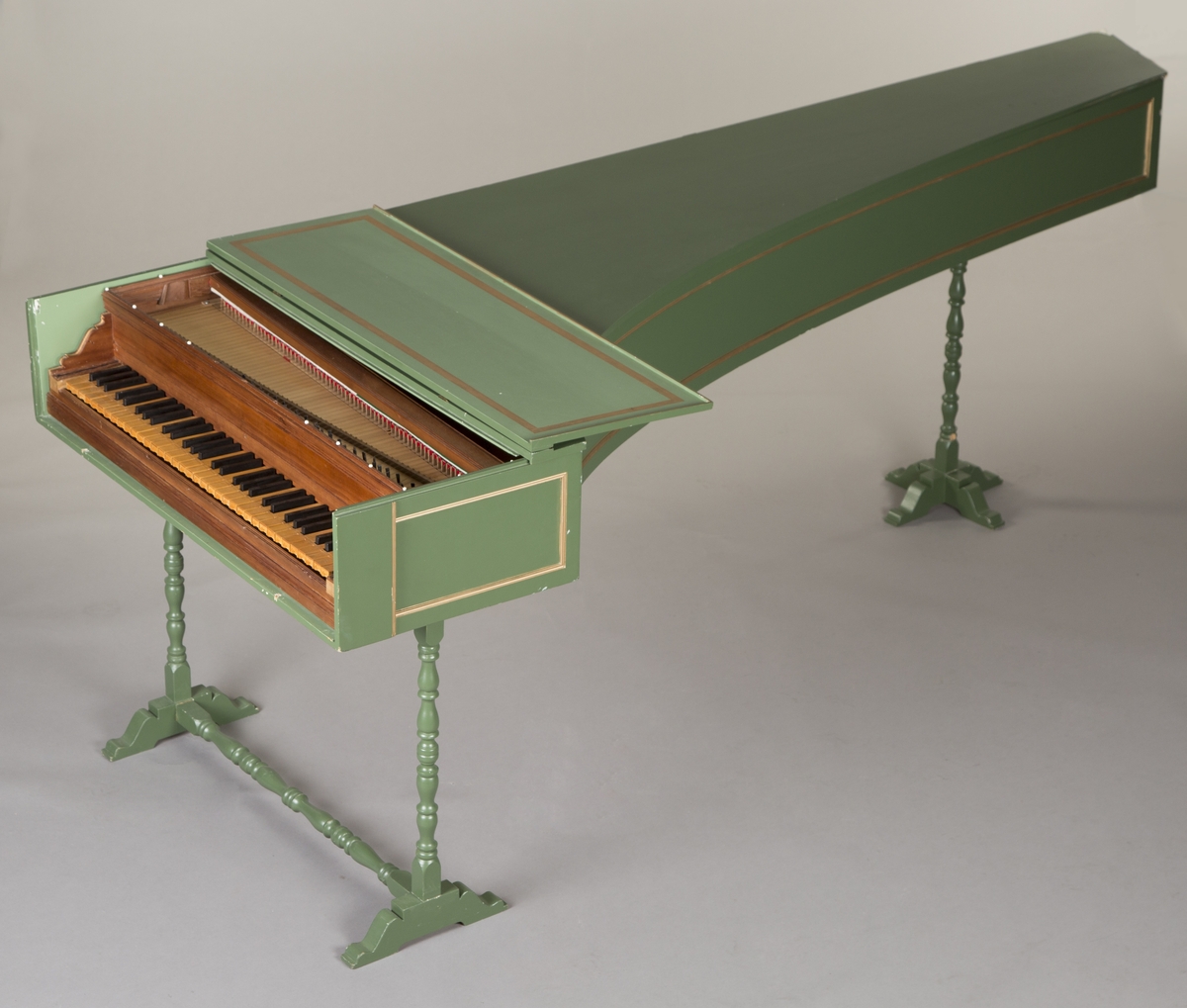 Klaverinstrument i italiensk stil med omfang FF–g4 og 2 x 8' registre. Treslag brukt i instrumentet: Sarg - alerce, Tastbelegg - buksbom, Taster - redwood (muntlig informasjon fra produsent).

Deler som kan tas av: Frontlokk til klaviatur, to benstativ, lokkstøtte.