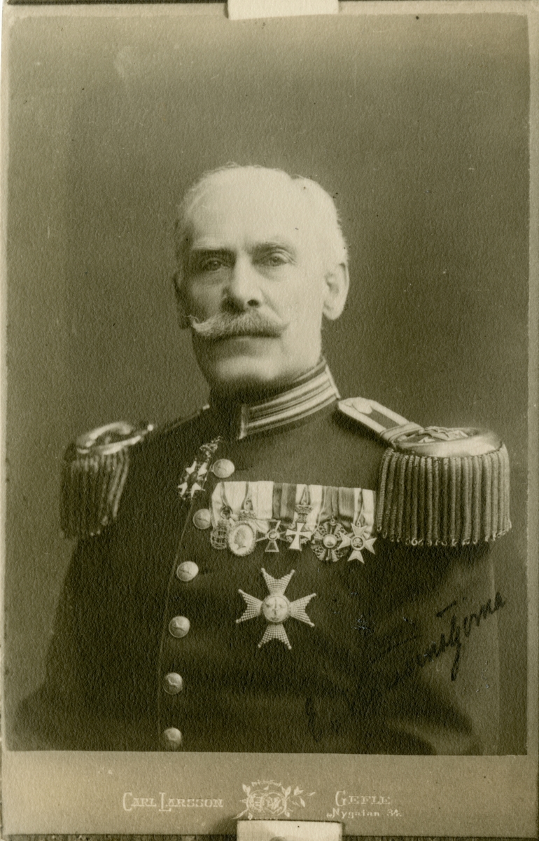 Porträtt av Wilhelm Ernst von Krusenstjerna, överste och chef vid Hälsinge regemente I 14. Se även AMA.0007763.