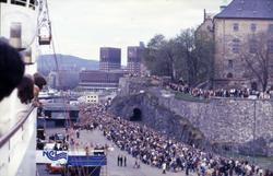 Mennesker samlet ved Akershus festning for å velkomme S/S ‘N