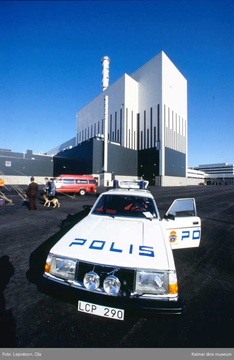 Från invigningen av reaktorn OIII i Simpevarp.
En present misstänktes vara en bomb.