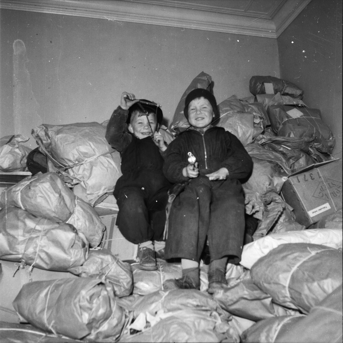 Vardens arkiv. "Pakkeinnsamling til Kirkens Nødhjelp"  29.04.1954