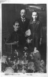 Et portrett av familien Mathisen. Sittende til venstre er Am