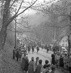 Tog med korps og faner ved kirkesvingen.