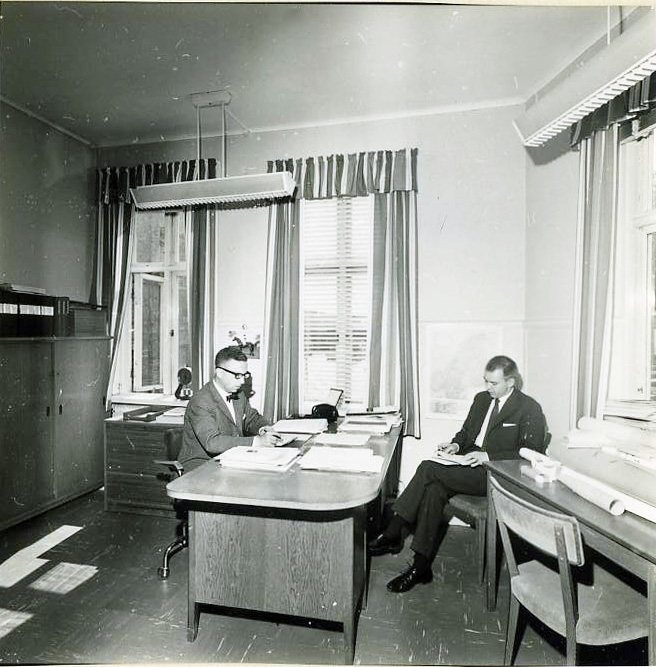 AB Papyrus. Byggnad 11, kontorsinteriörer. 25/5 1964. Två okända män.