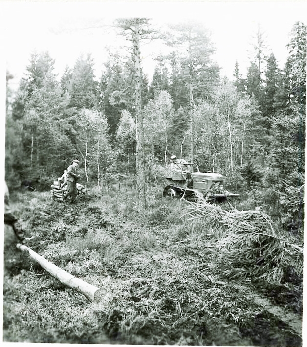 Skogsavverikning. Två pkända män och en bandtraktor.  8/10 1952.