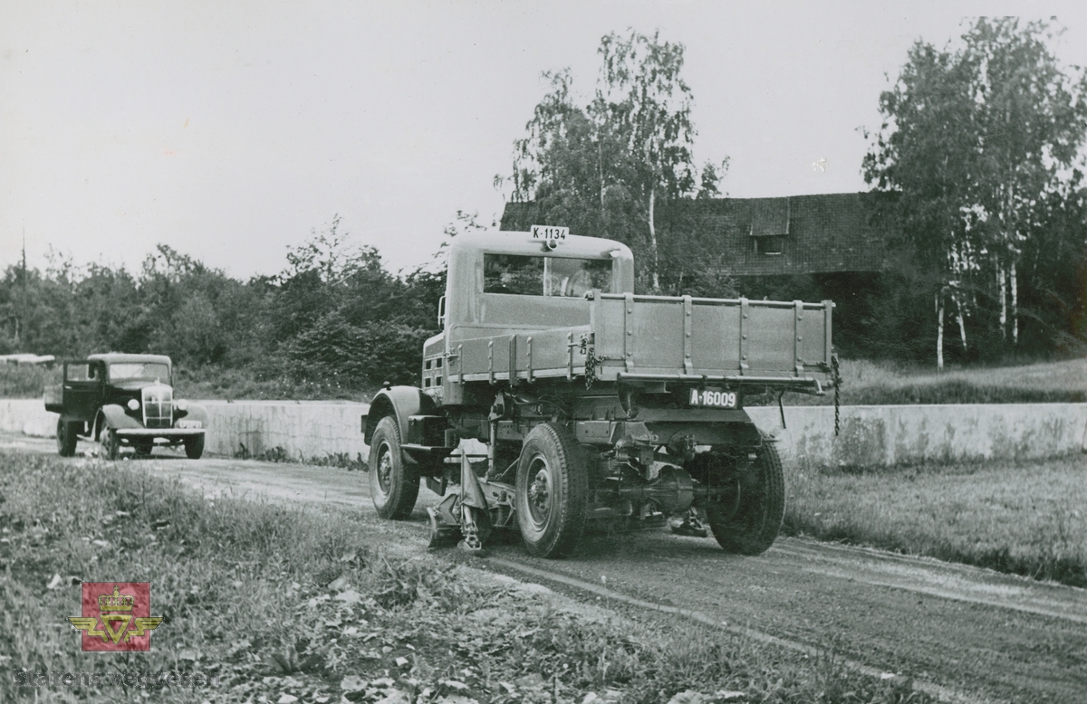 "Vest-Agder Fylkes Veivesens FWD lastebil modell HG utstyrt med Willett veiskraper. Levert 1939." I følge merking i album.
Kjennemerke K-1134.