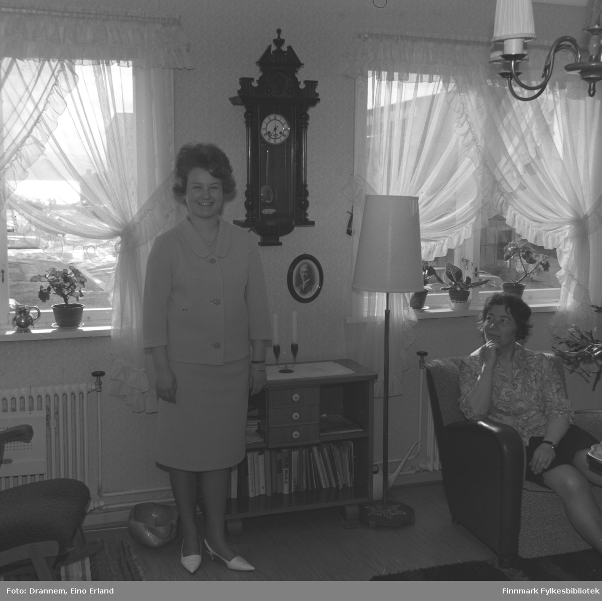 Turid Karikoski og Jenny Drannem fotografert i stua hjemme i Hammerfest.