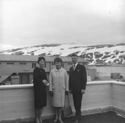 Familien Drannem poserer på verandataket på Tollboden i Hamm