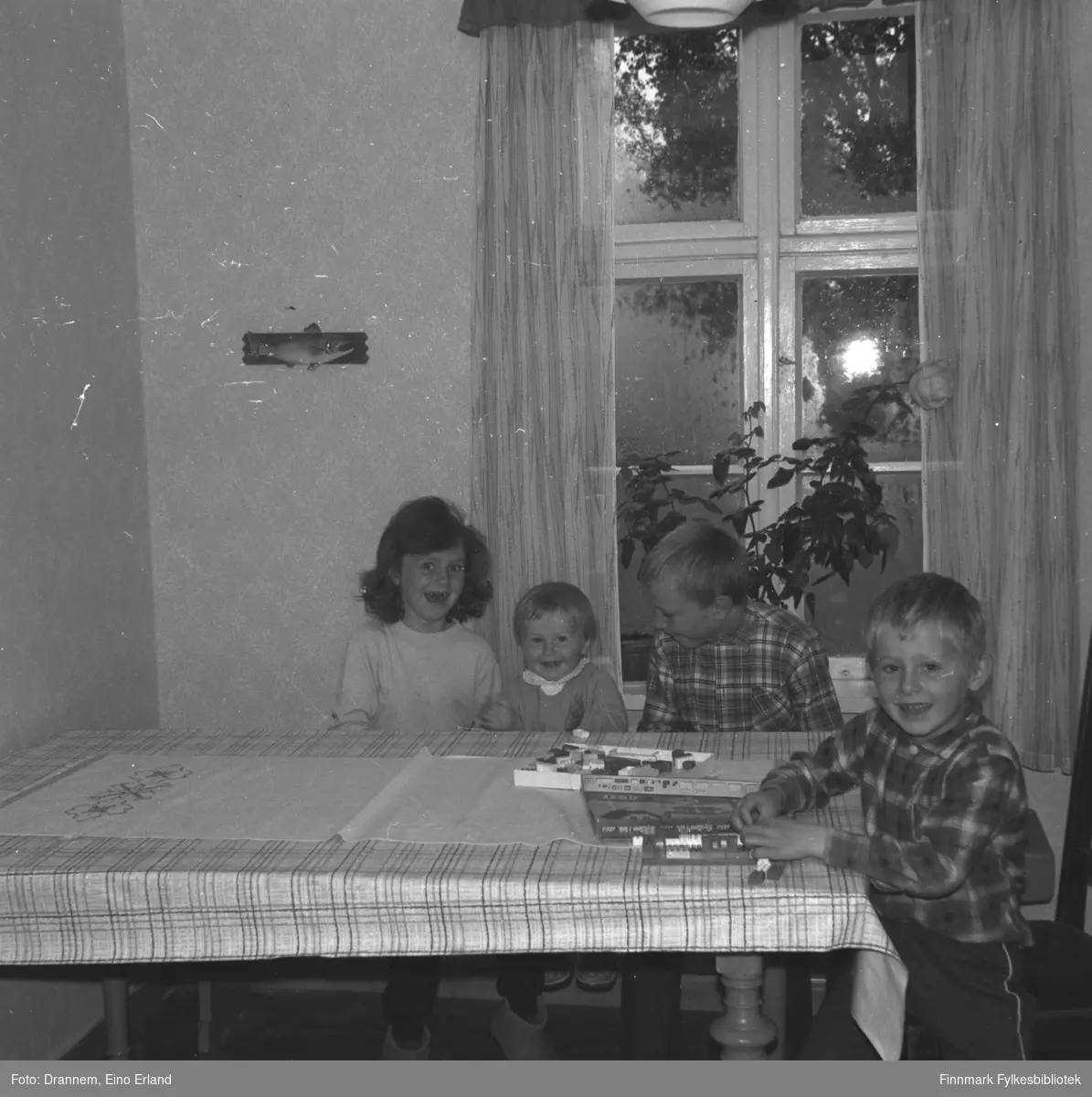 Fire barn sitter ved et bord med Lego-klosser foran seg. De er fra venstre: Kari, Einar, Ole og Hans Gabrielsen.