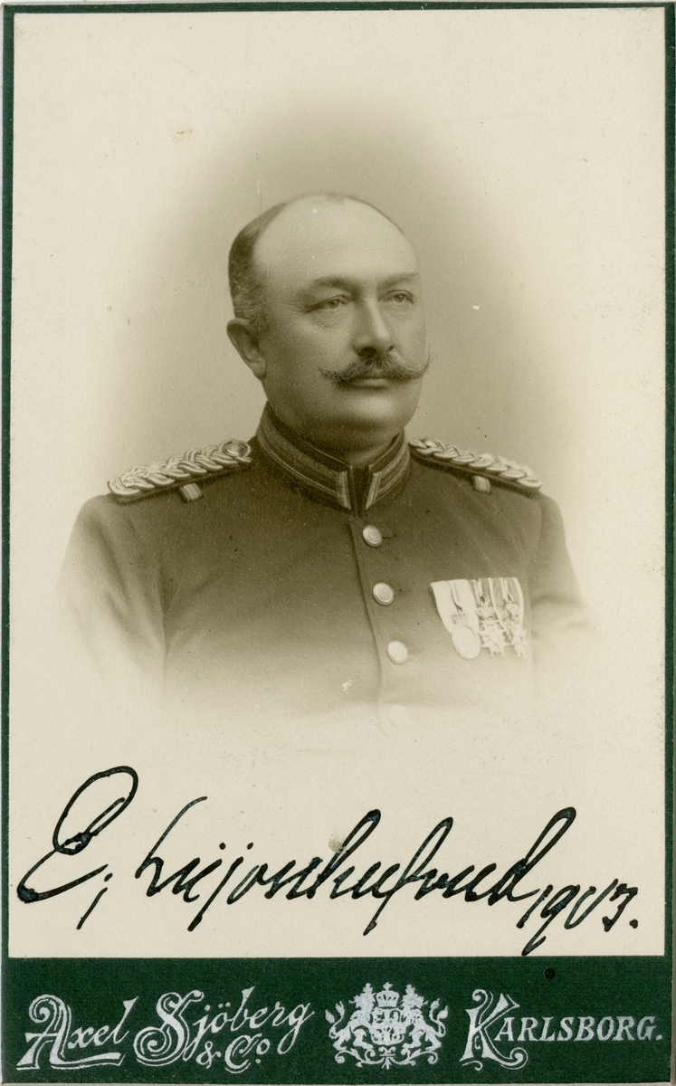 Porträtt av Carl Erik Axelsson Leijonhufvud, officer vid Södermanlands regemente I 10.

Se även bild AMA.0002103, AMA.0006726 och AMA.0008024.