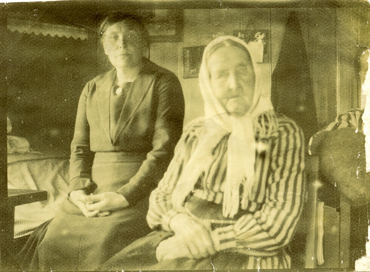 Marit Fønhus sammen med sin mor Ingebjørg Islandsmoen. De sitter i gamlebygningen på Islandsmoen i Sør-Aurdal.