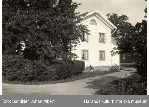 Alfred Johanssons gård i Hjörne, Veddige. Bild E2385: manhuset från söder. E2386: Östra gaveln. Profilen av utbyggnaden åt gårdssidan syns. Se VMA4236.