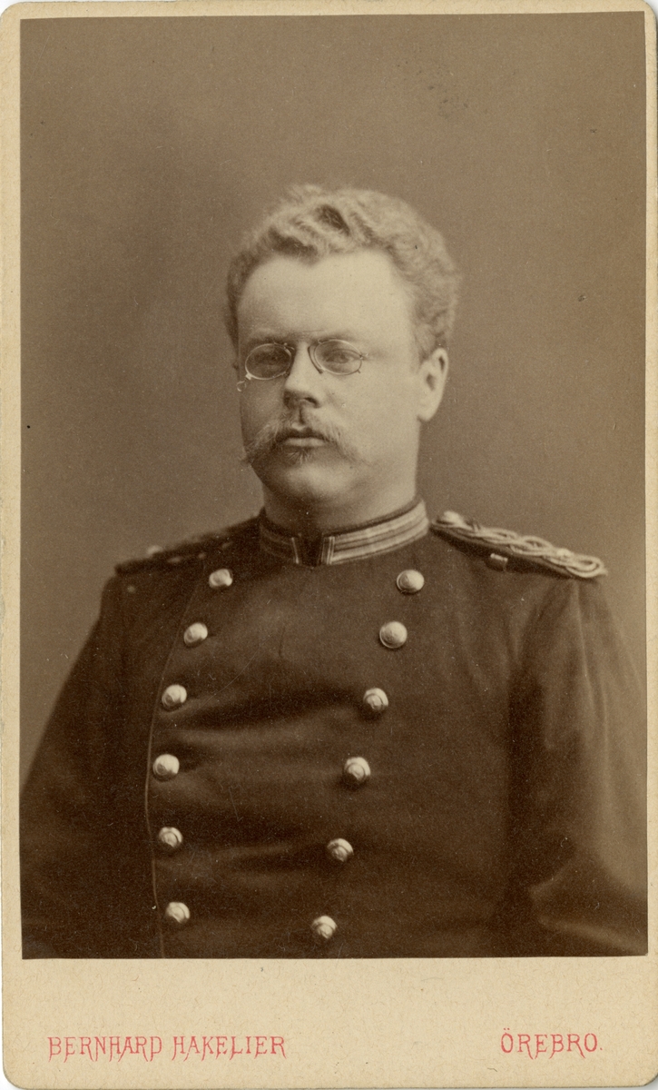 Porträtt av Conrad August Falkenberg, kapten vid Södermanlands regemente I 10.

Se även bild AMA.0000871, AMA.0007253 och AMA.0007286.
