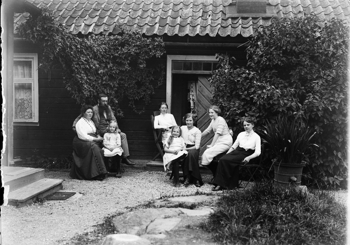 Familjen Edhlund med fotobiträden, kvarteret Guldskäret 25, Östhammar, Uppland