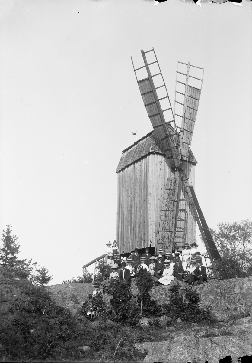 Missionsförsamlingens ungdomar på utflykt till Söderön, Börstils socken, Uppland 1914