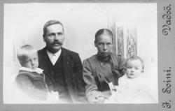 Familieportrett av Emil Halto med kona Hilda og barna, den e
