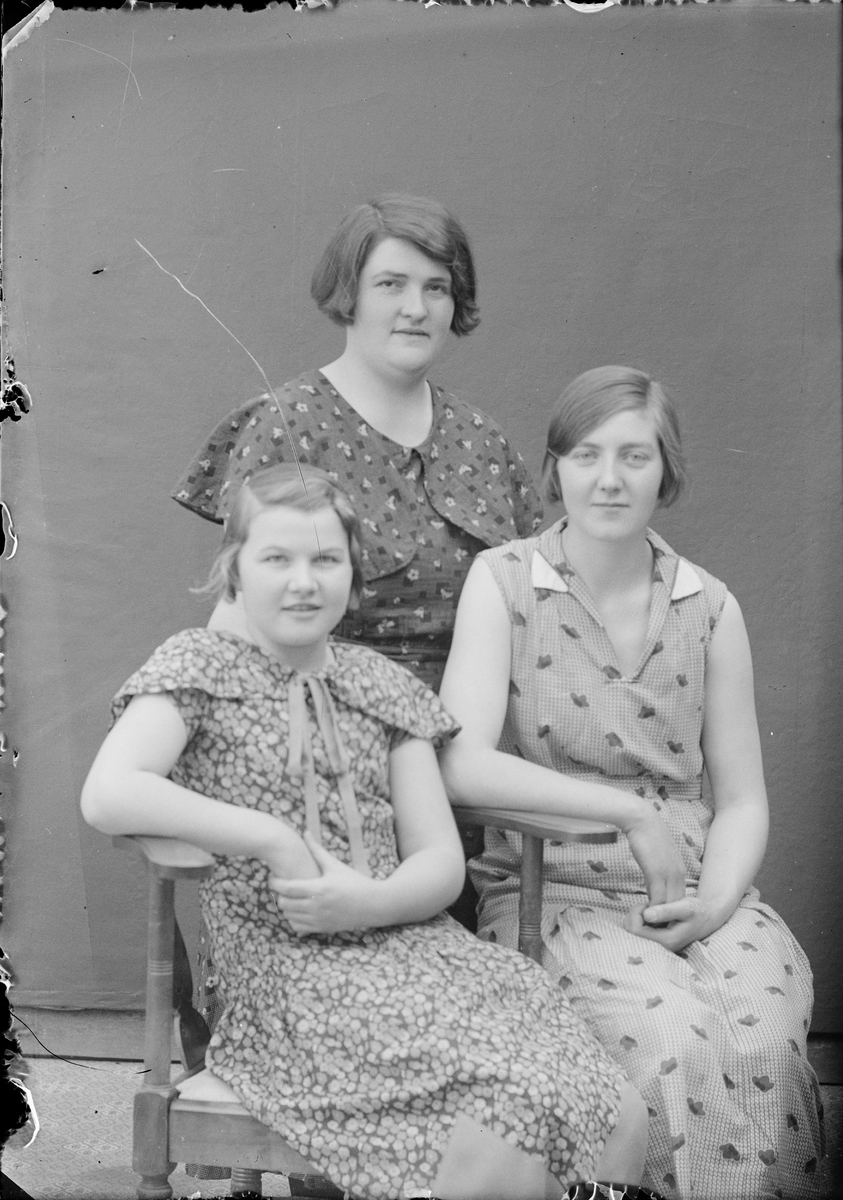 Ateljéporträtt - tre kvinnor, Alunda, Uppland