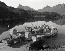 Fergeleiet på Sandset i Øksnes 1954. Ferga er Biltrafikk-En.