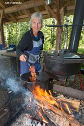 Liv Burud fra Risberget i Elverum serverer tradisjonsretten 