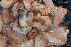 Nærbilde av steiking av flesk under De nordiske jakt- og fis