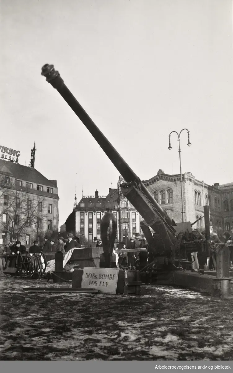 Ole M. Engelsens fotografier fra okkupasjonsårene i Oslo..Luftvernkanon utenfor Stortinget. "50 kg. bombe for fly"..Mars - April 1940.