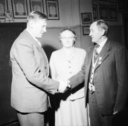 Vardens arkiv. "Medaljer til hr. og fru Nilsen, vaktmester i