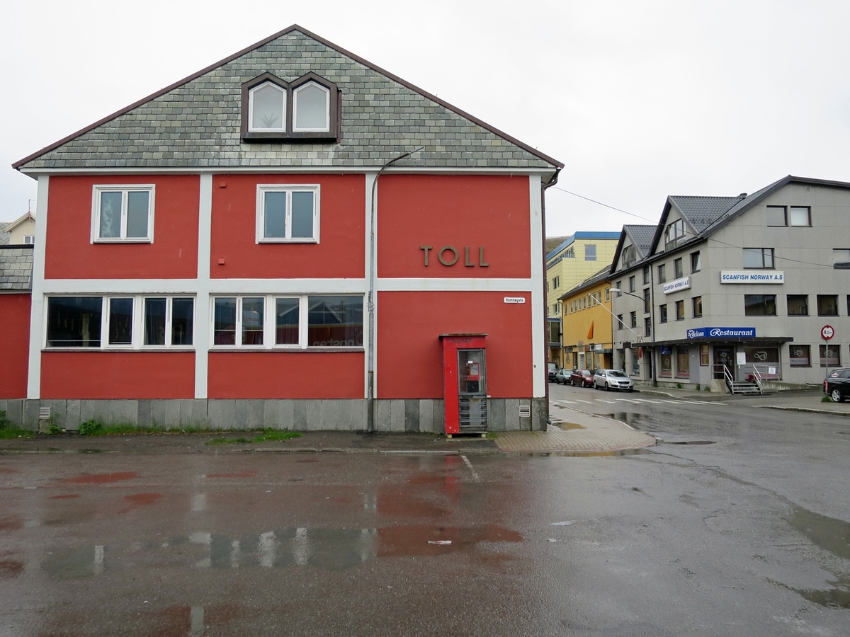 Denne telefonkiosken står ved Hurtigrutekaia i Hammerfest, og er en av de 100 vernede telefonkioskene i Norge. De røde telefonkioskene ble laget av hovedverkstedet til Telenor (Telegrafverket, Televerket). Målene er så å si uforandret. 
Vi har dessverre ikke hatt kapasitet til å gjøre grundige mål av hver enkelt kiosk som er vernet. 
Blant annet er vekten og høyden på døra endret fra tegningene til hovedverkstedet fra 1933.
Målene fra 1933 var:
Høyde 2500 mm + sokkel på ca 70 mm
Grunnflate 1000x1000 mm.
Vekt 850 kg.
Mange av oss har minner knyttet til den lille røde bygningen. Historien om telefonkiosken er på mange måter historien om oss.  Derfor ble 100 av de røde telefonkioskene rundt om i landet vernet i 1997. Dette er en av dem.