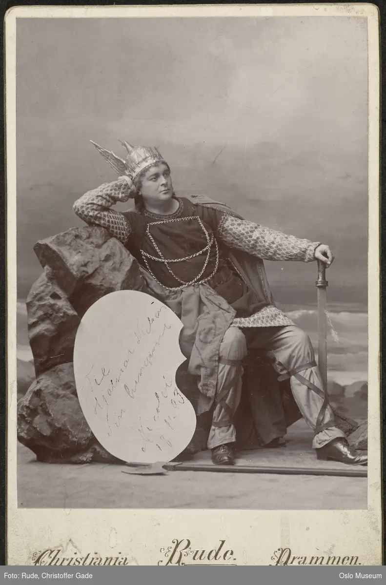 portrett, mann, skuespiller, rollebilde, Libanios i "Keiser og galilæer" på Nationaltheatret, sittende helfigur, kostyme