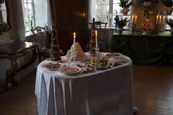 Julepyntede bord med mat i Chrustiegården.