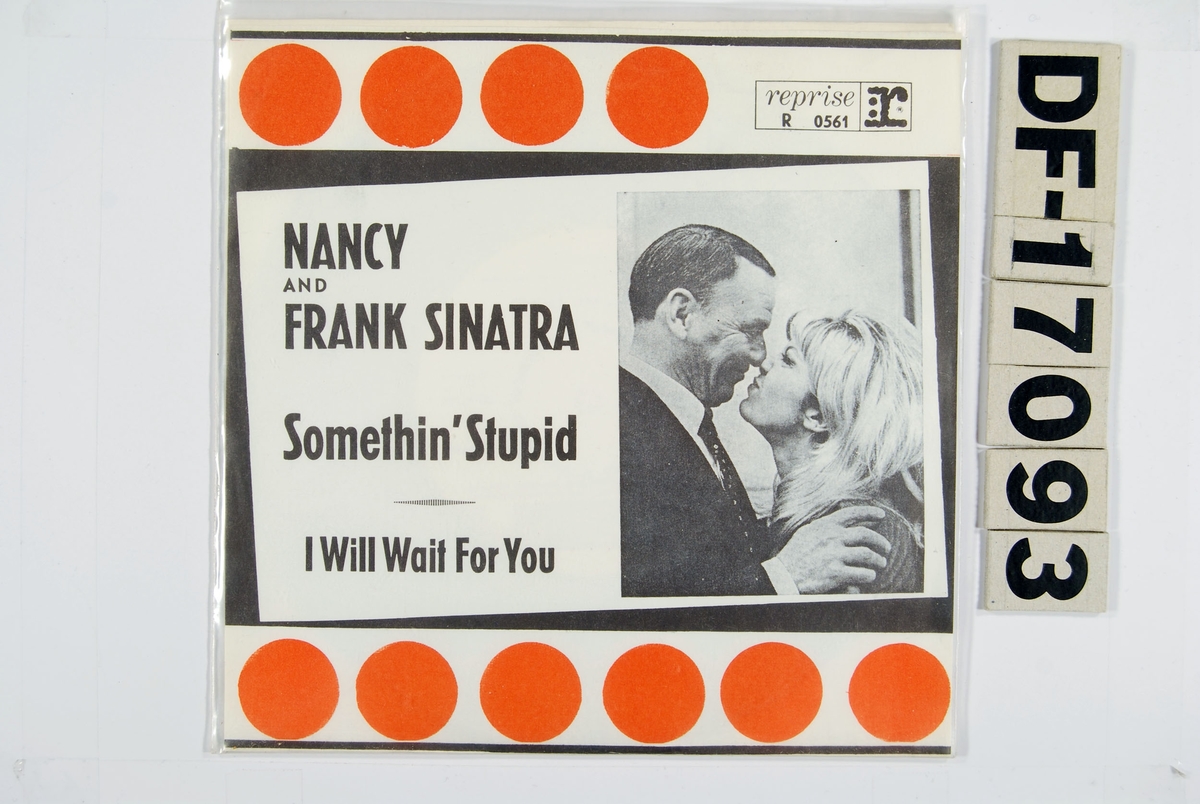 Fotografi av Frank Sinatra og Nancy Sinatra nese mot neste. Rekker med orange sirkler øverst og nederst.