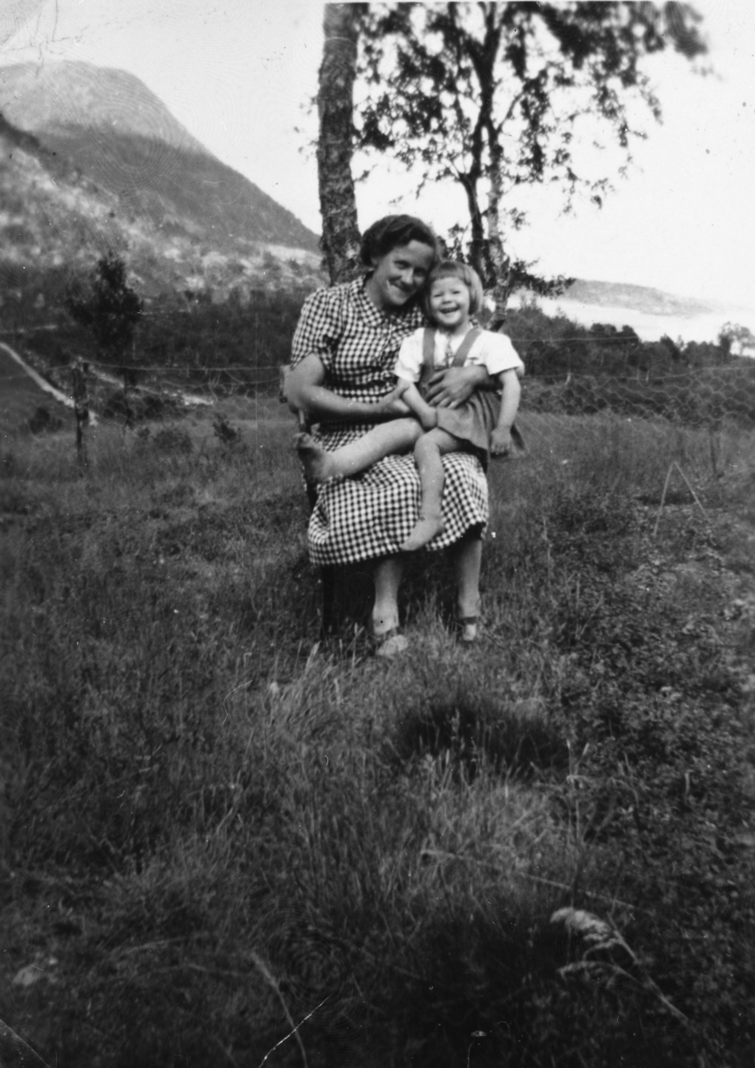 Jenny Jakobsen med dattera Unni på fanget, Vassvik i Tranøy . Bildet er tatt i 1948.
