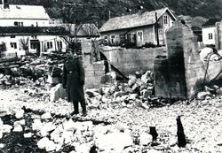 Tysk soldat i ruinene etter bombingen av Sunndalsøra.