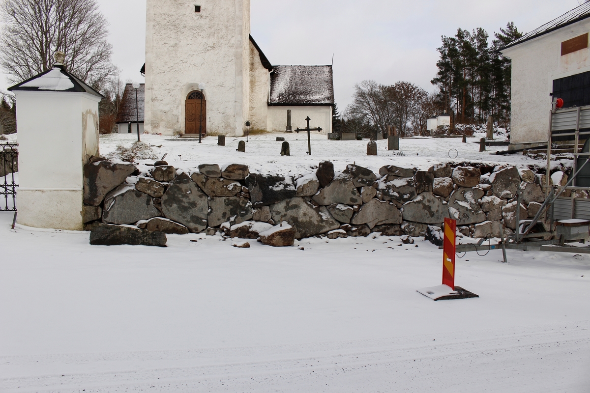 Arkeologisk schaktningsövervakning, uppbyggnad av ny bogårdsmur, Husby-Sjutofts kyrka, Husby-Sjutolfts socken, Uppland 2016