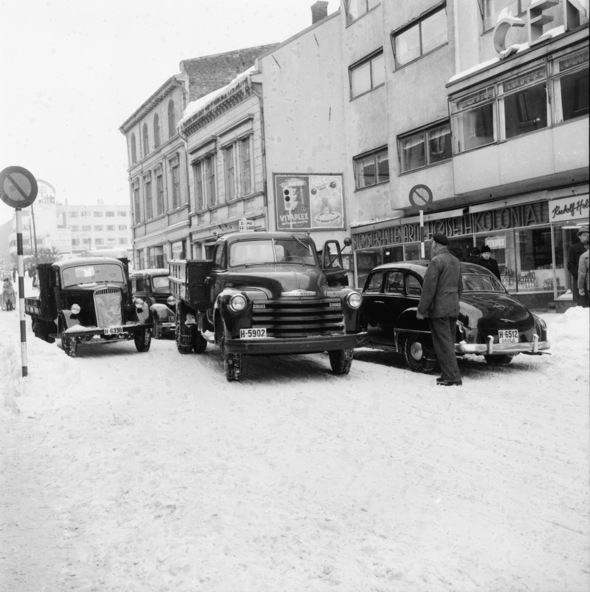 Vardens arkiv. "Trafikk-kaos i Skiens gater"  03.03.1954