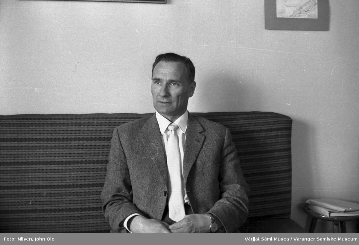 Haakon Henriksen fra Lavvonjarg sitter i sofaen hjemme hos Signe og John Ole Nilsen i Bunes. 1967.