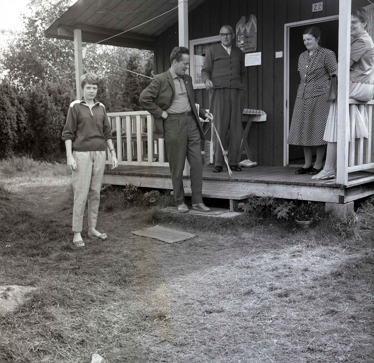 Vaktmästare vid semesterbyn i Borgholm, samt Elisabeth och Emanuel Lindgren, 19/8 1961.